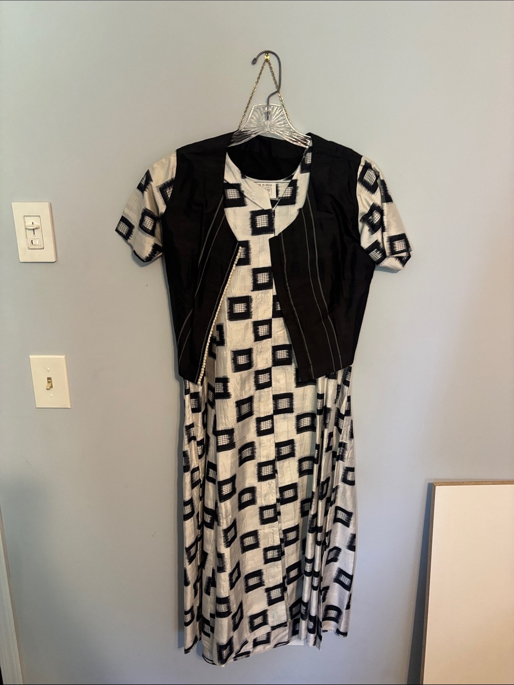Black & White Geometric Print Women’s Kurta with Short Jacket & pants